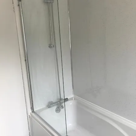 아파트 The Bungalow, *