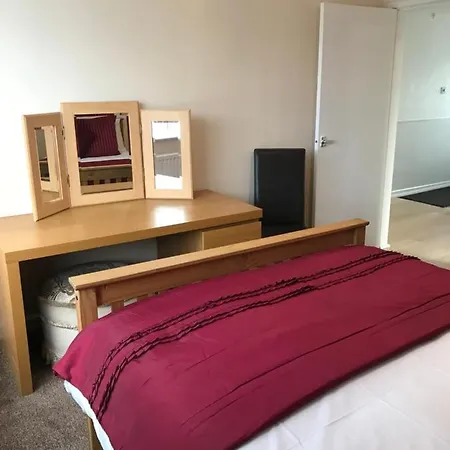 The Bungalow, アパート